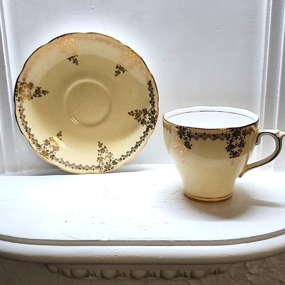 Fine Roslyn china made in England a very rare antique cup & saucer.